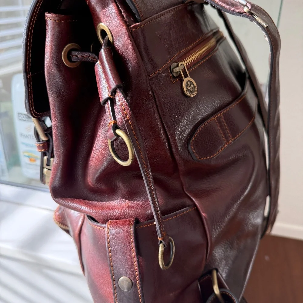 Artisan Craftsmanship made in Italy. Full Grained Leather backpack.